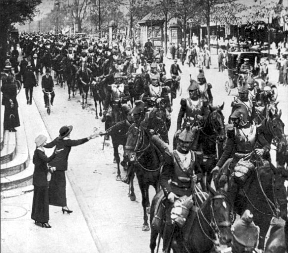 French Calvary going to front, Paris 2 August 1914. Source: Wikipedia.