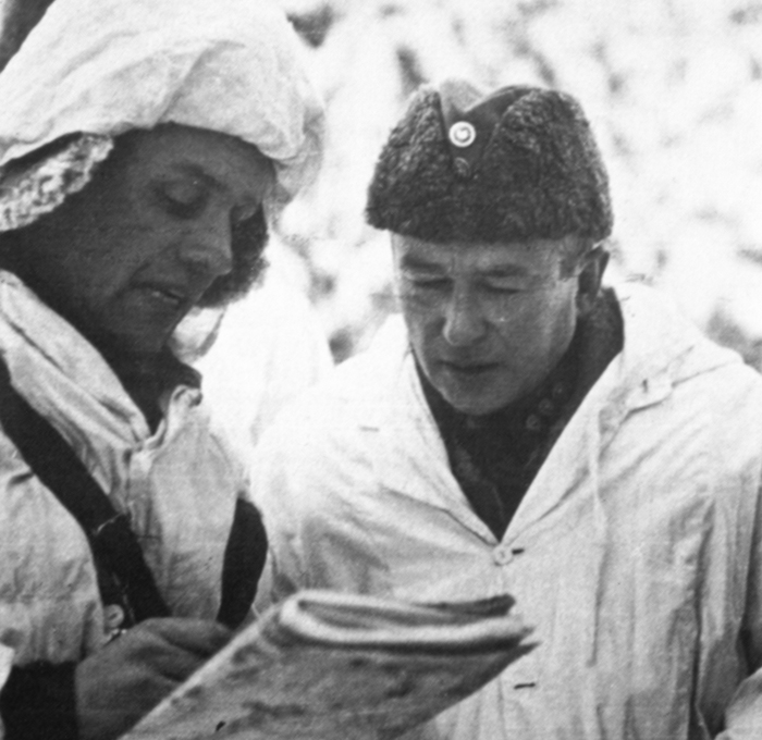 Colonel Siilasvuo receiving a briefing during the Battle of Suomussalmi, 1940.