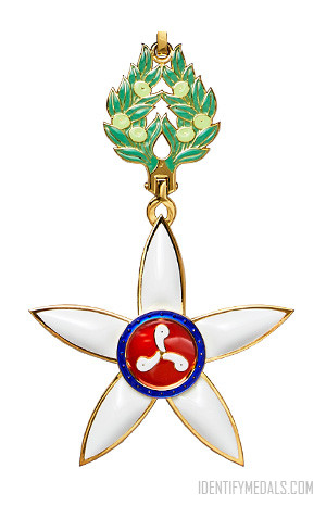 Japanese Medals & Awards - The Order of Culture