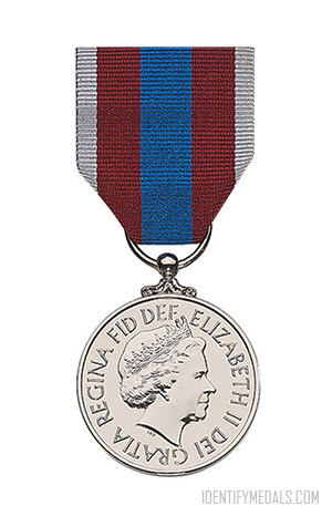 Blocco Acrilico Commemorativo Regina Elisabetta Giubileo Di Platino 100 Mm - Fermacarte